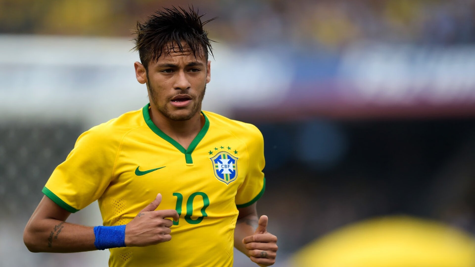 足球的演变史：从泥地到现代化球场，足球演变图